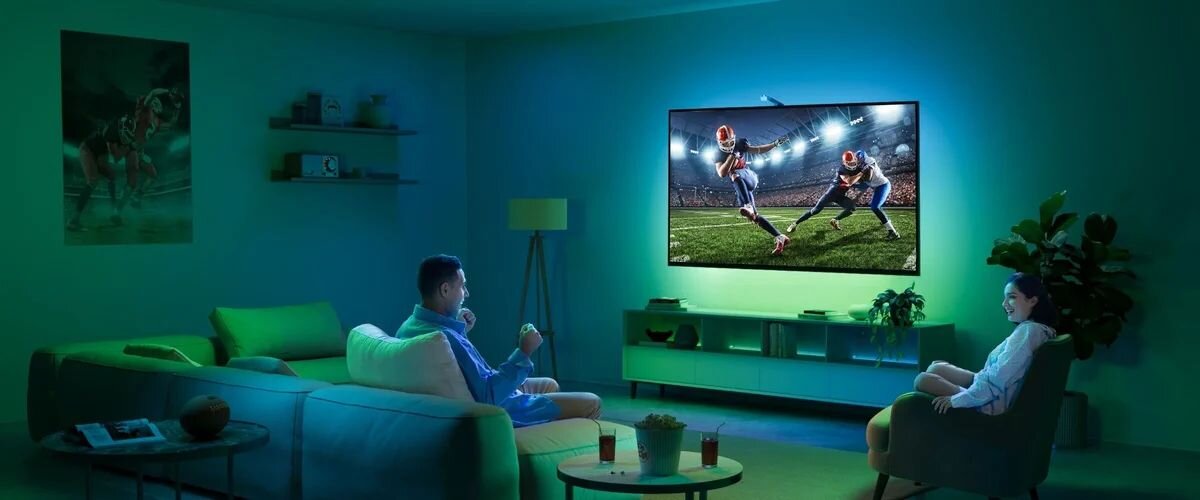 Taśma LED GOVEE H6099 3.6 m Envisual TV Backlight 3 Lite Wi-Fi/Bluetooth, taśma, miejsce, sceny, regulacja, osoba ogląda tv podczas pracy taśmy led za tv