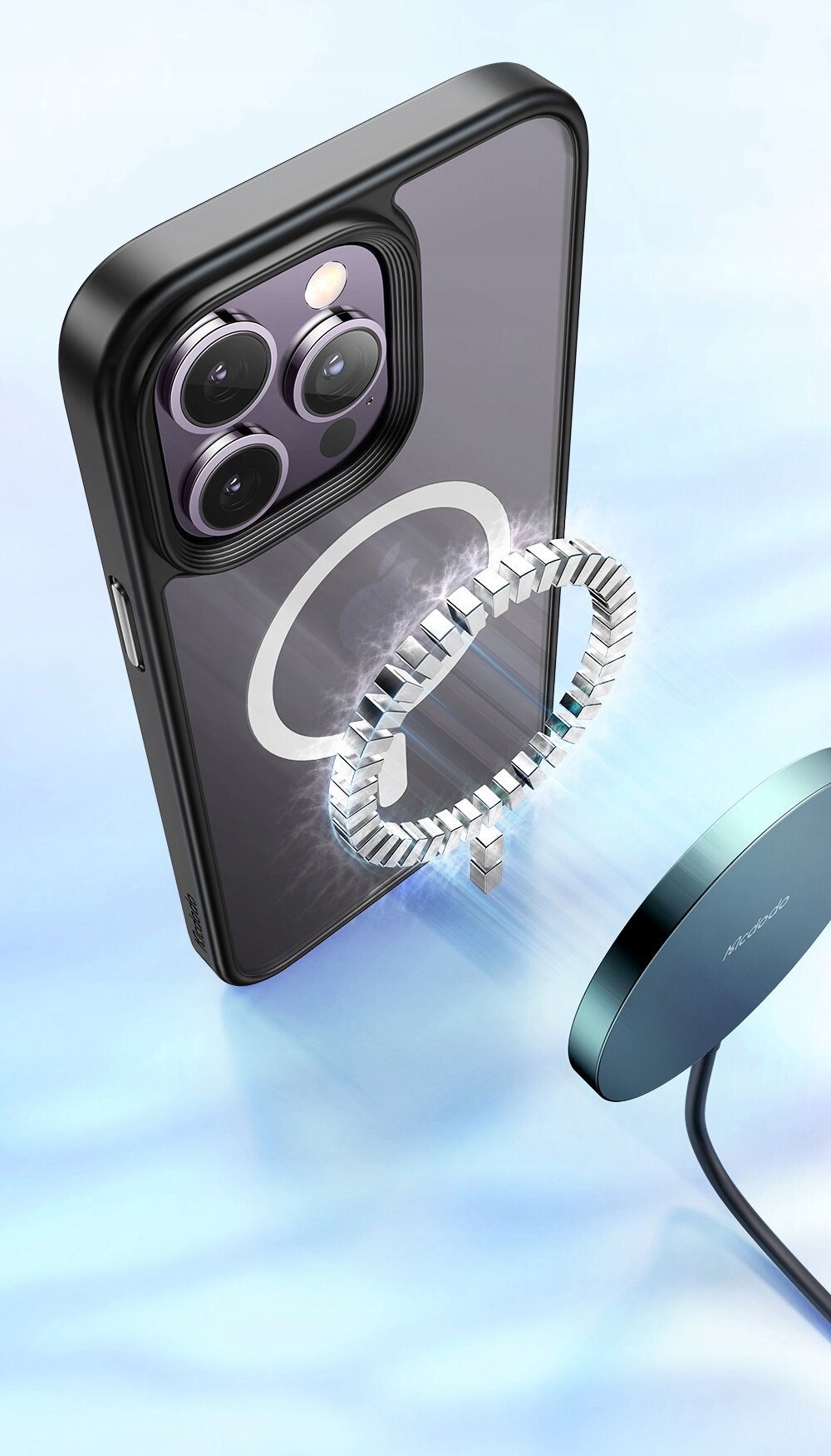 Obraz przedstawia przezroczyste etui na telefon z widocznym pierścieniem magnetycznym, unoszące się nad ładowarką bezprzewodową. Etui jest przeznaczone do iPhone 14 Plus i posiada wzmocnione krawędzie.
