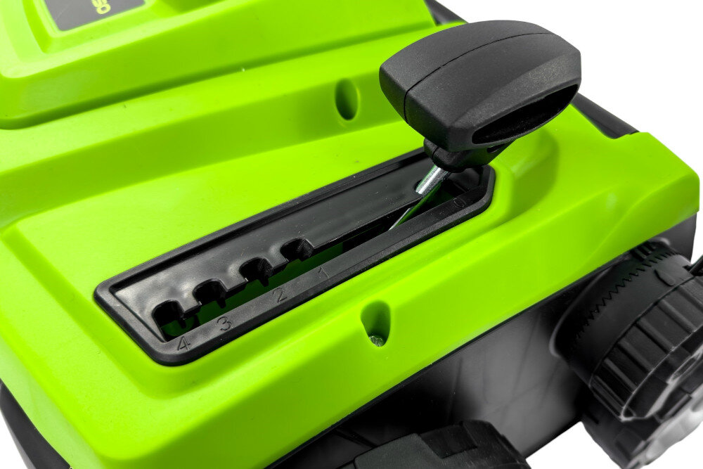 Wertykulator elektryczny GREENSO WE38-1800 4-stopniowa regulacja glebokosci pracy w zakresie od -12 mm do +6 mm praktyczna dzwignia
