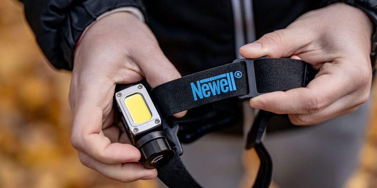 Latarka czołowa NEWELL HL1000COB USB-C, światło, czołowa, las, teren, Newell HL1000COB USB-C trzymana w rękach