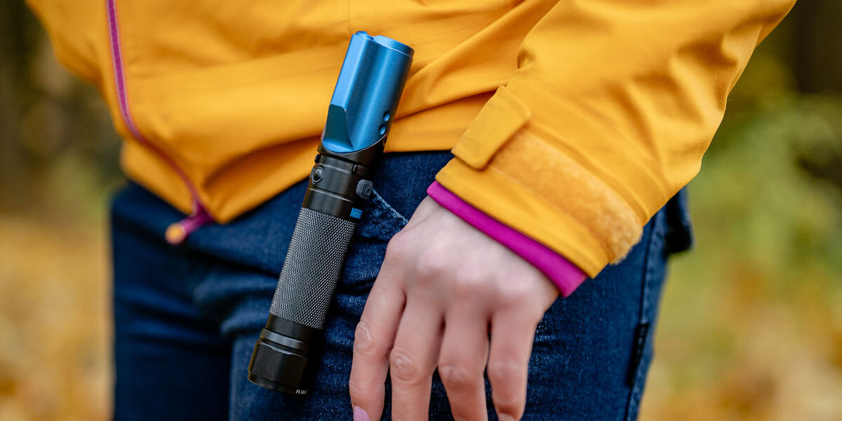 Latarka taktyczna NEWELL FL1000LUV USB-C z UV i laserem, Ergonomia, zmrok, dioda, światło, Latarka Newell FL1000LUV przymocowana do spodni
