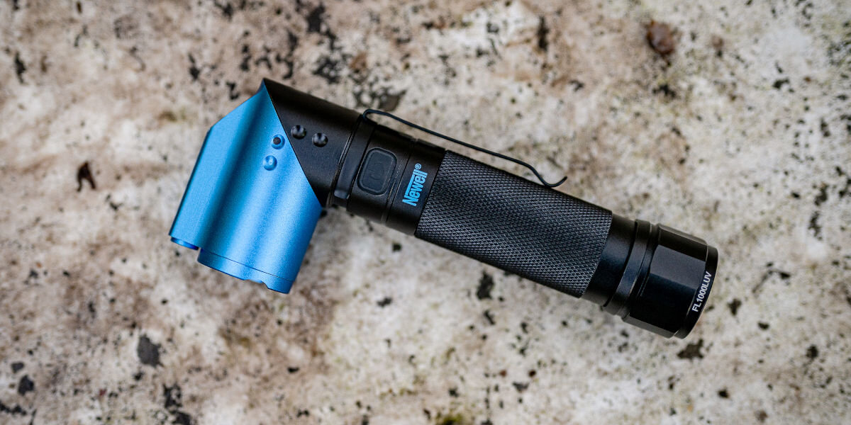 Latarka taktyczna NEWELL FL1000LUV USB-C z UV i laserem, tryby, źródło, światło, laser, Latarka Newell FL1000LUV odchylona głowica