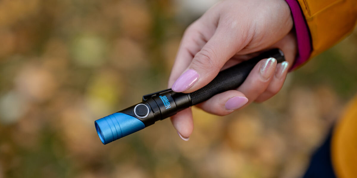 Latarka taktyczna NEWELL FL250L USB-C, głowica, światło, klips, magnes, Latarka Newell FL250L USB-C w dłoni