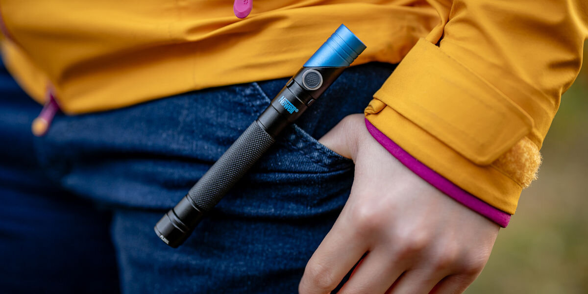 Latarka taktyczna NEWELL FL250L USB-C, zasięg, regulacja, stroboskop, SOS, Latarka Newell FL250L USB-C przymocowana do kieszeni spodni