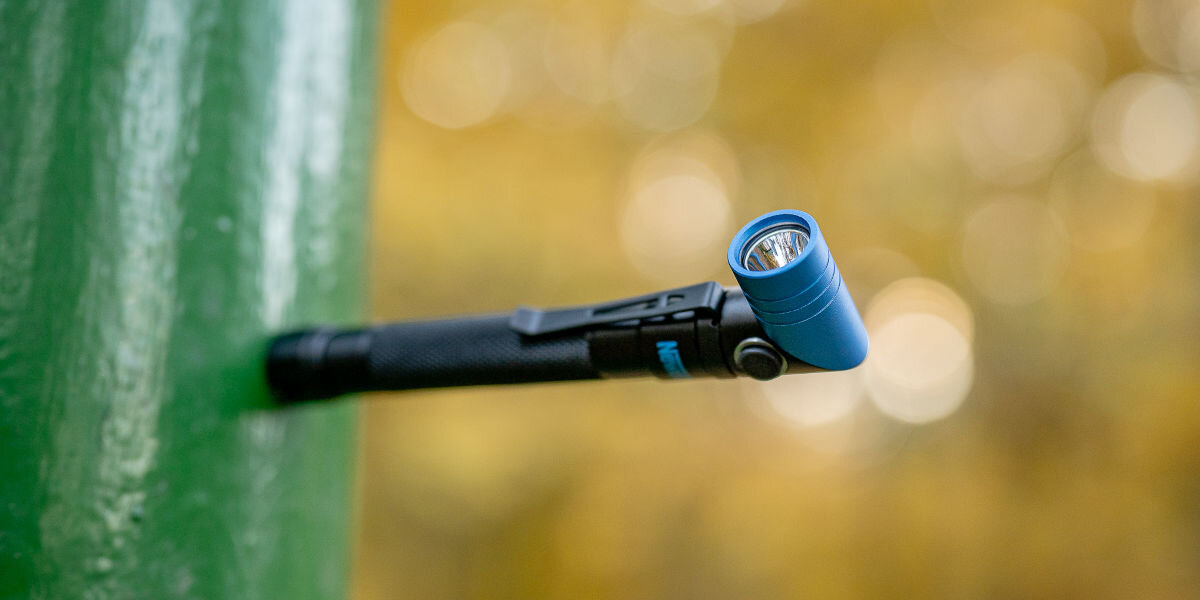 Latarka taktyczna NEWELL FL250L USB-C, kurz, rozpryski, konstrukcja, trwałość, Latarka Newell FL250L USB-C przymocowana za pomocą magnesu