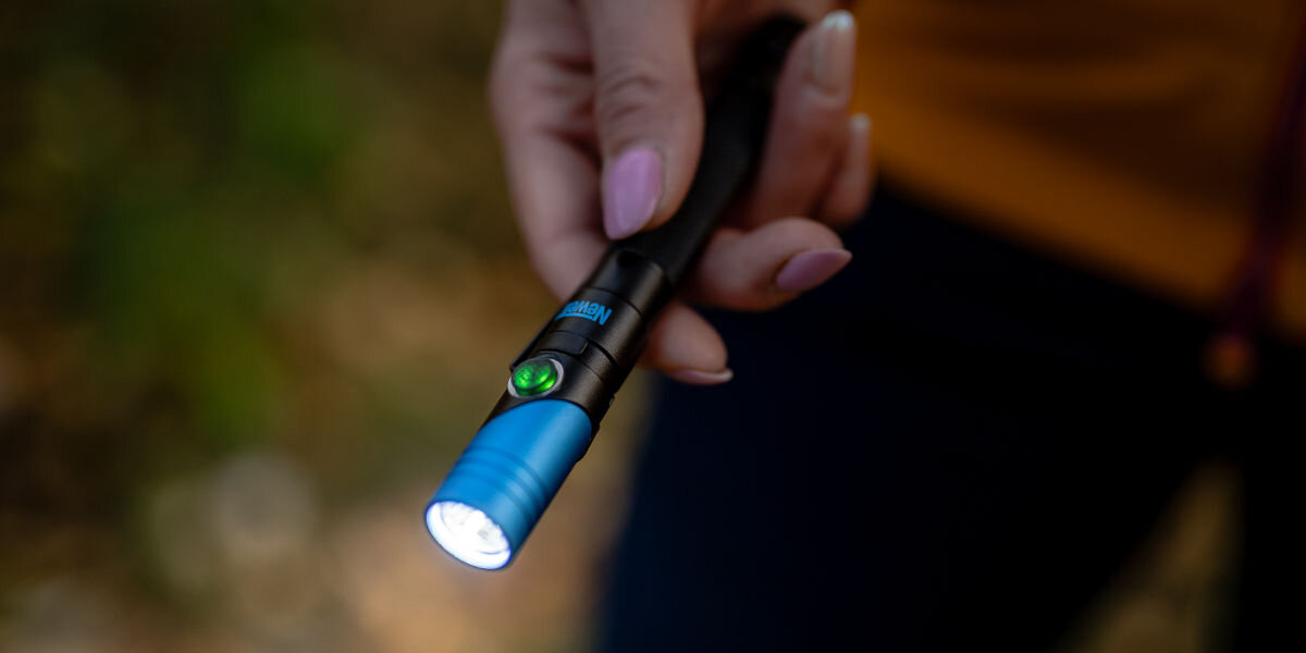 Latarka taktyczna NEWELL FL250L USB-C, double click, akumulator, ergonomiczny, stroboskop, Latarka Newell FL250L USB-C zapalona w dłoni