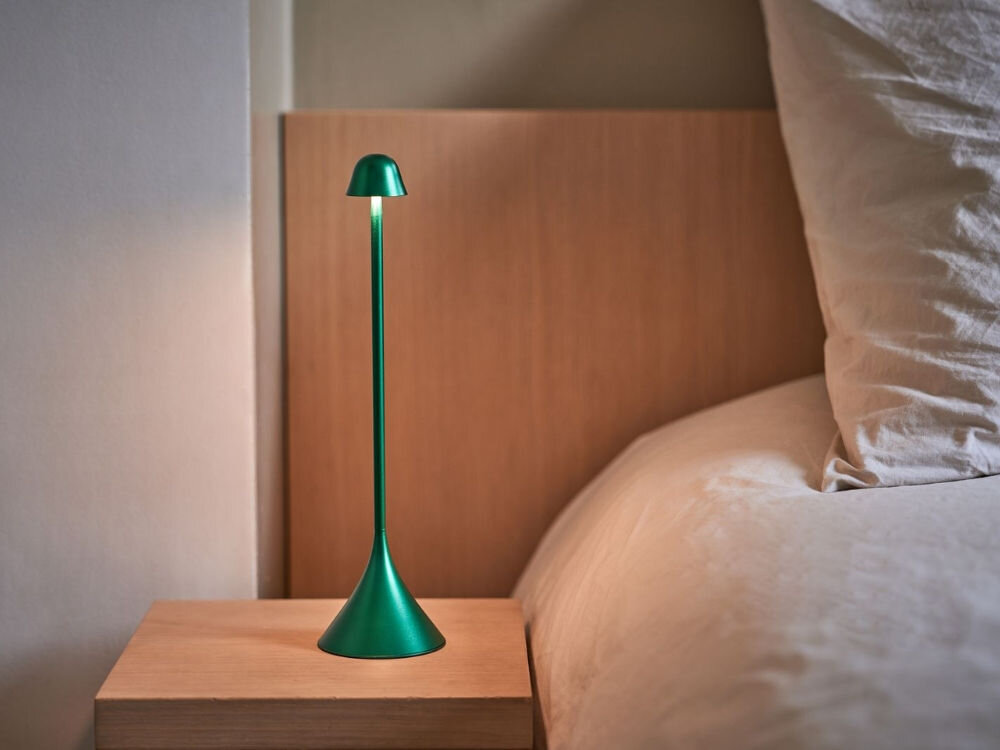 Lampa stołowa LEXON Steli Bell LH95B-DG1 Ciemnozielony
            lampka na szafce nocnej smukła sylwetka wykończenie charakter forma estetyka