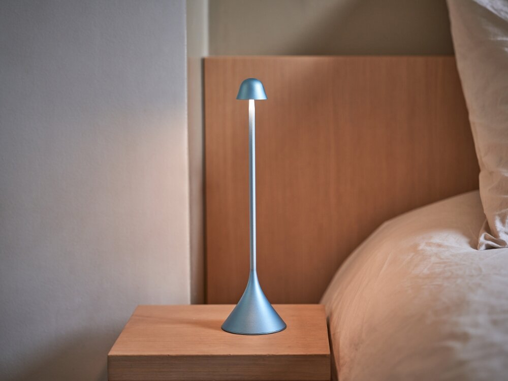 Lampa stołowa LEXON Steli Bell LH95B-LB1 Jasnoniebieski stylowy akcent niebieska lampka stoi na stoliku nocnym