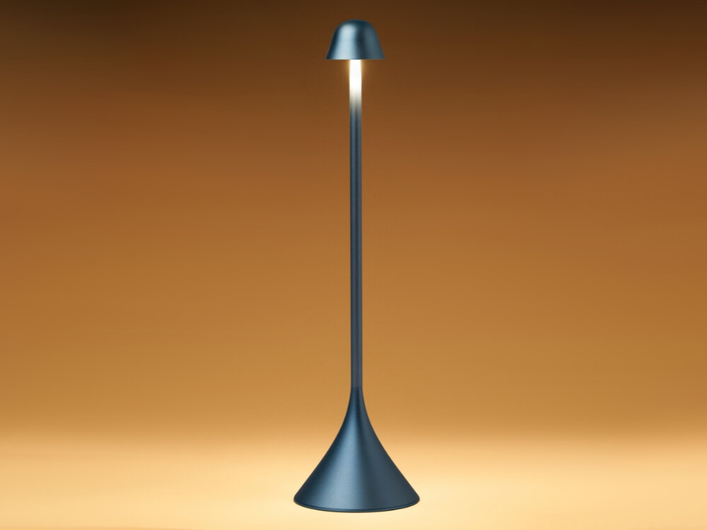 Lampa stołowa LEXON Steli Bell LH95B-LB1 Jasnoniebieski ciemno żółte tło świecąca niebieska lampka smukła sylwetka 77 x 294 x 37 mm subtelne wykończenie minimalistyczna elegancja wyjątkowy styl nuta współczesnej estetyki wyrafinowany design kompaktowe wymiary indywidualność ponadczasowy wygląd 