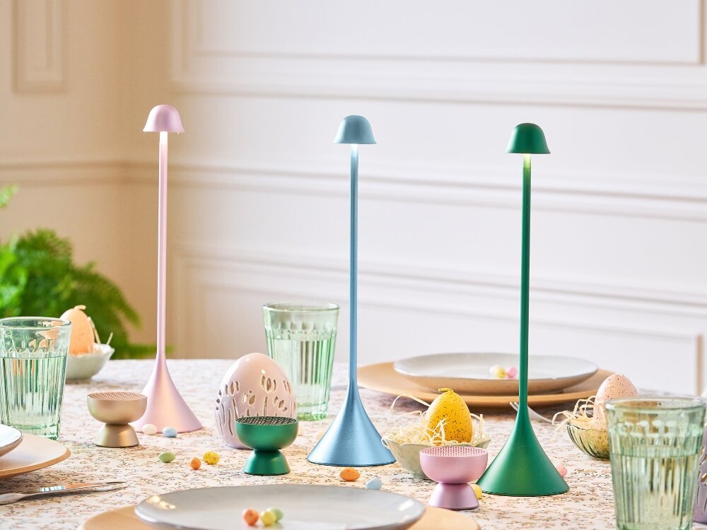 Lampa stołowa LEXON Steli Bell LH95B-LB1 Jasnoniebieski trzy lampki stoją na stole różowa niebieska i zielona możliwość wyboru dostosowanie oświetlenia przełączenie między światłem chłodnym i ciepłym paleta siedmiu barw RGB akcent do romantycznej kolacji spokojne światło na relaksujący wieczór Jasność na poziomie 120 lumenów komfort z wyrazistością