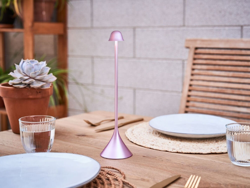 Lampa stołowa LEXON Steli Bell LH95B-LP Jasnoróżowy
            lampka na stole smukła sylwetka wykończenie charakter forma estetyka