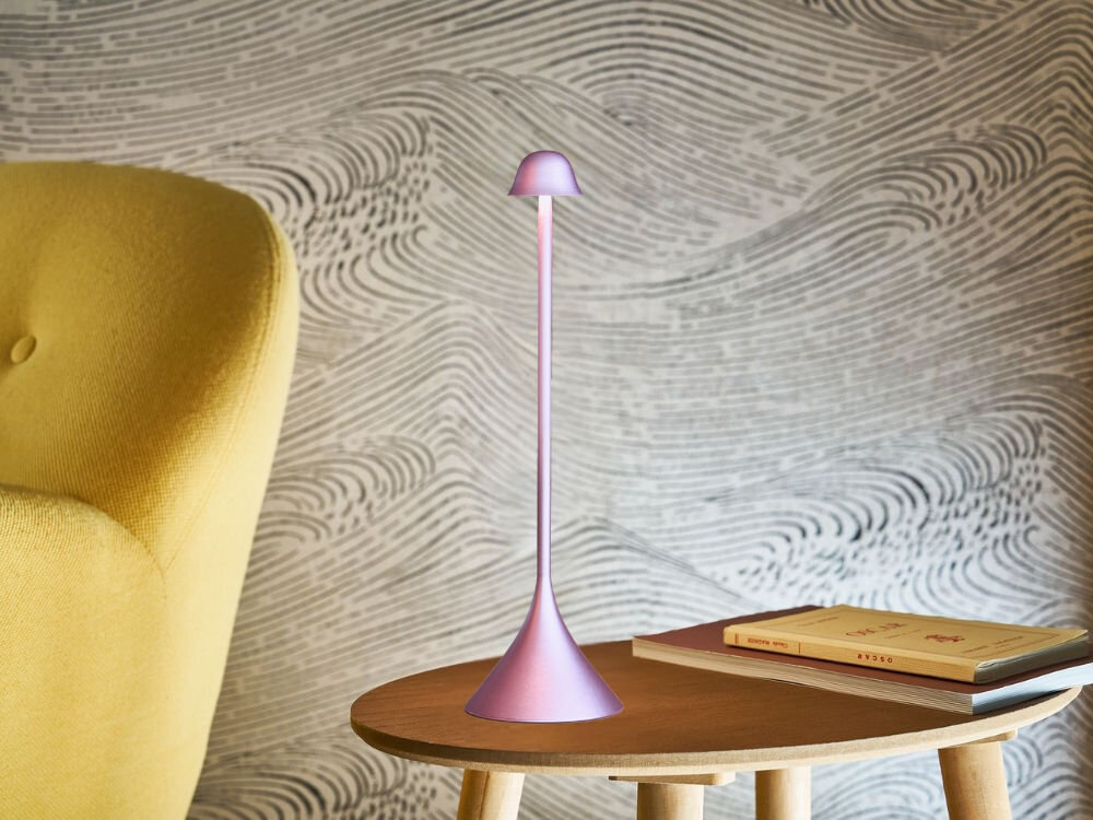 Lampa stołowa LEXON Steli Bell LH95B-LP Jasnoróżowy
            lampka na stoliku regulacja jasności ipx4 czas pracy ładowanie