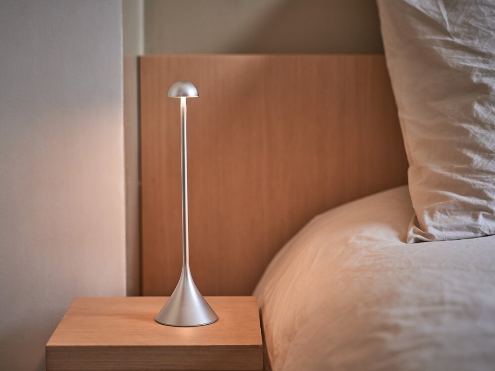 Lampa LEXON Steli Dome
            lampka na szafce nocnej smukła sylwetka wykończenie charakter forma estetyka nowoczesna