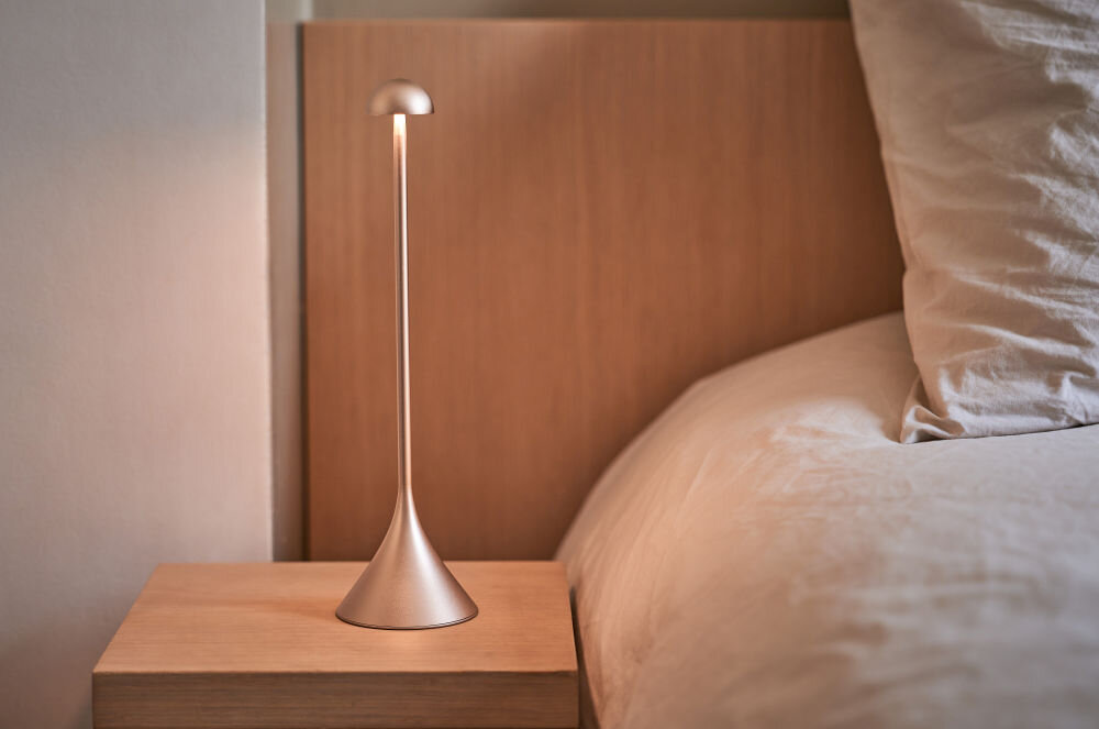 Lampka stołowa LEXON Steli Dome design swiatlo funkcjonalnosc, wykonczenie