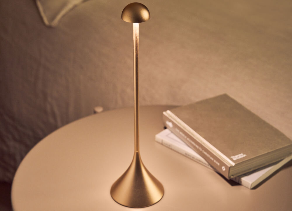 Lampka stołowa LEXON Steli Dome wygoda, akumulator, godziny pracy, wodoodpornosc ipx4