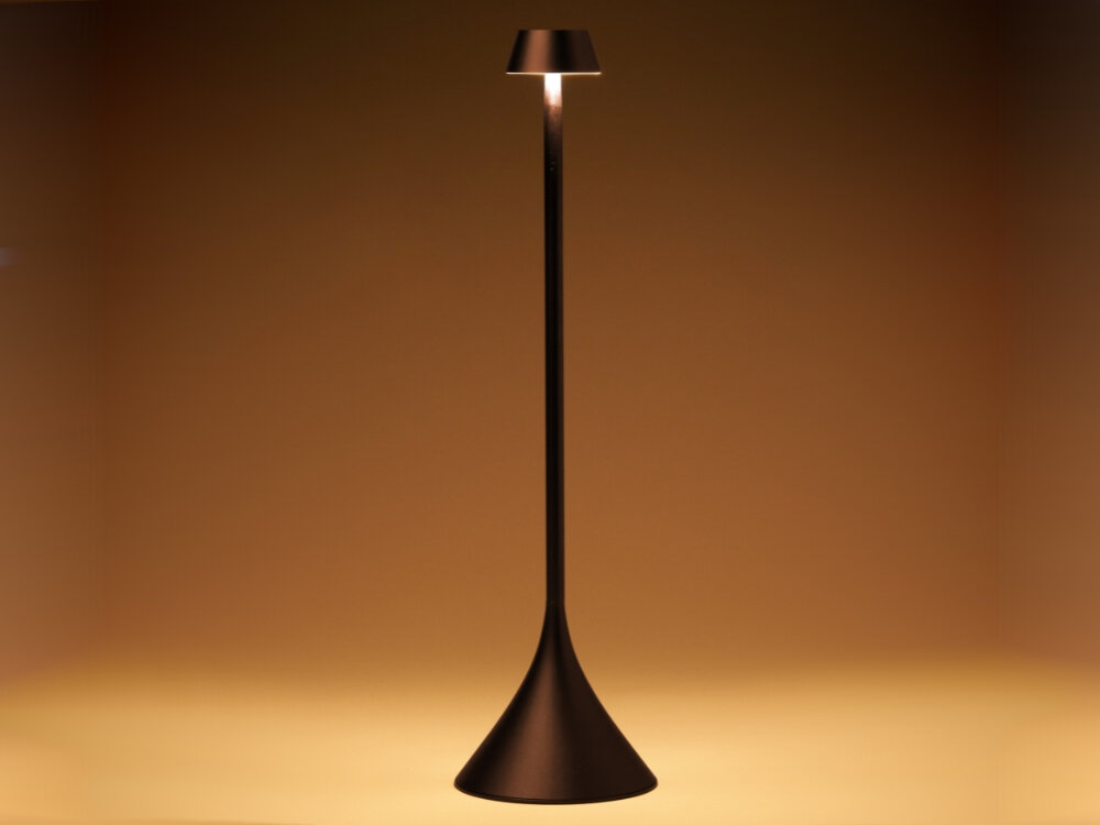 Lampka stołowa LEXON Steli Shade LH95S-BZ Brązowy brązowa świecąca lampka ciemne tło kompaktowe wymiary 77 x 286 x 37 mm Smukła konstrukcja stylowe wykończenie z wnętrzami minimalistycznymi i przytulnymi aranżacjami elegancki design praktyczne rozwiązanie estetyczny dodatek