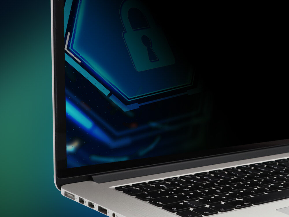 Folia prywatyzująca 3MK Privacy 2-Way roli prywatyzującej funkcję ochronną chroni wyświetlacz przed uszkodzeniami zabezpiecza go przed zarysowaniami, zabrudzeniami oraz śladami palców - folia zamontowana na laptopie