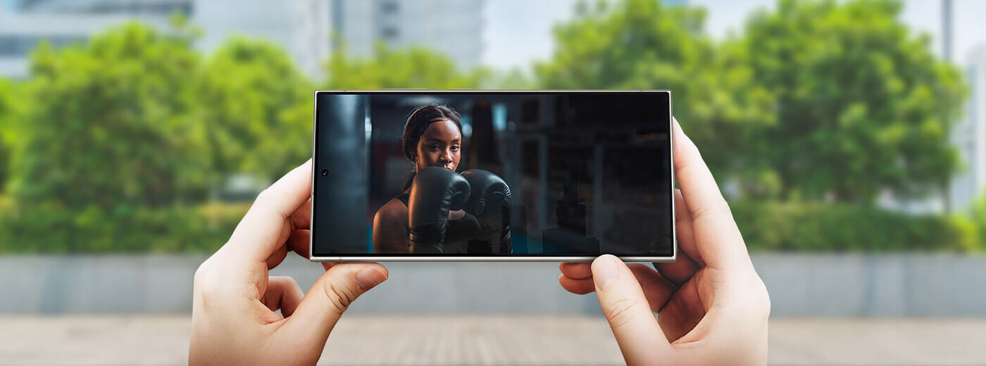 Lepsza widoczność w pełnym słońcu na wyświetlaczu Galaxy S24 Ultra oferującym jasność do 2600 nitów Lepsza widoczność w pełnym słońcu na wyświetlaczu Galaxy S24 Ultra oferującym jasność do 2600 nitów