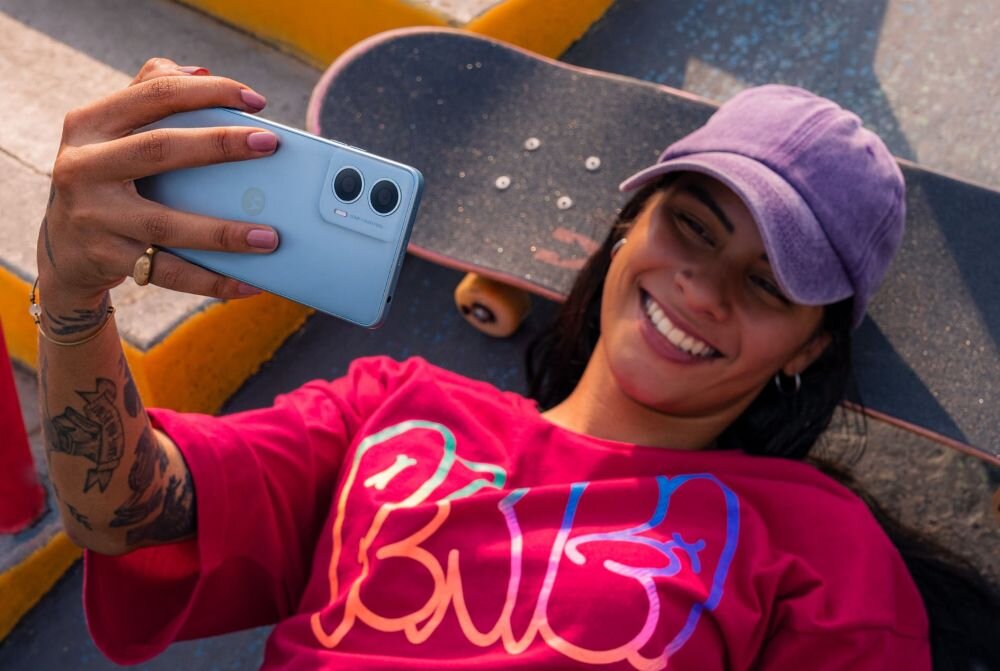 Smartfon MOTOROLA Moto G24 ekran bateria aparat procesor ram pamięć pojemność rozdzielczość zdjęcia filmy opis dane cechy blokady system łączność wifi bluetooth obudowa szkło odporność porty muzyka transfer sieć przekątna matryca waga czujniki oled amoled ips