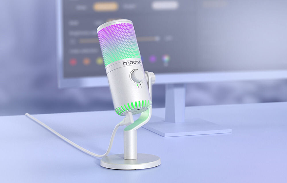 Mikrofon MAONO DM30RGB Kardioidalny Biały prezentacja mikrofonu na statywie przyczepionego do biurka w tle pokój gamera zaprojektowany dla graczy i twórców treści metalowa obudowa charakter wytrzymałość