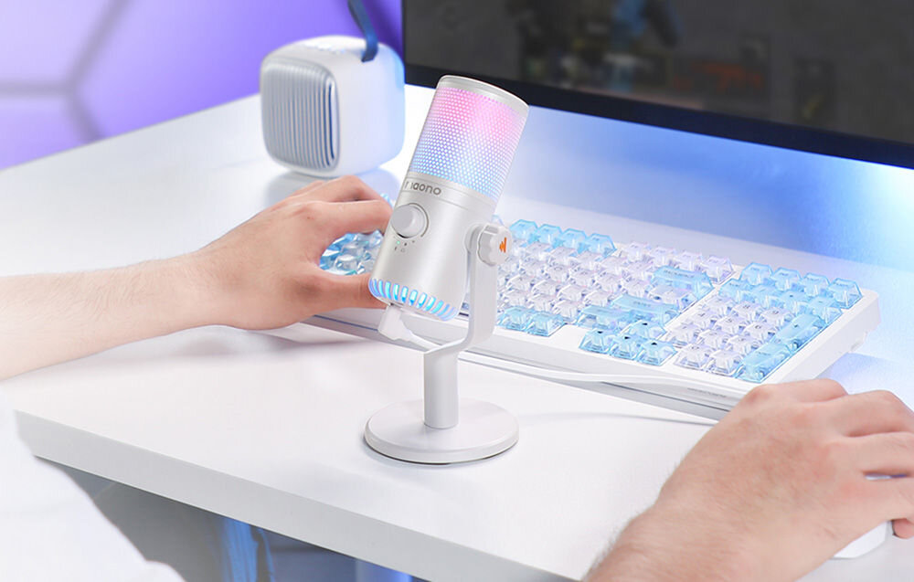 Mikrofon MAONO DM30RGB Kardioidalny Biały prezentacja mikrofonu postawionego na biurku w tle pokój gamera obrotowe pokrętło szybkie wyciszenie regulacja czułości kontrola głośności słuchawek wygodny sposób na dostosowanie ustawień