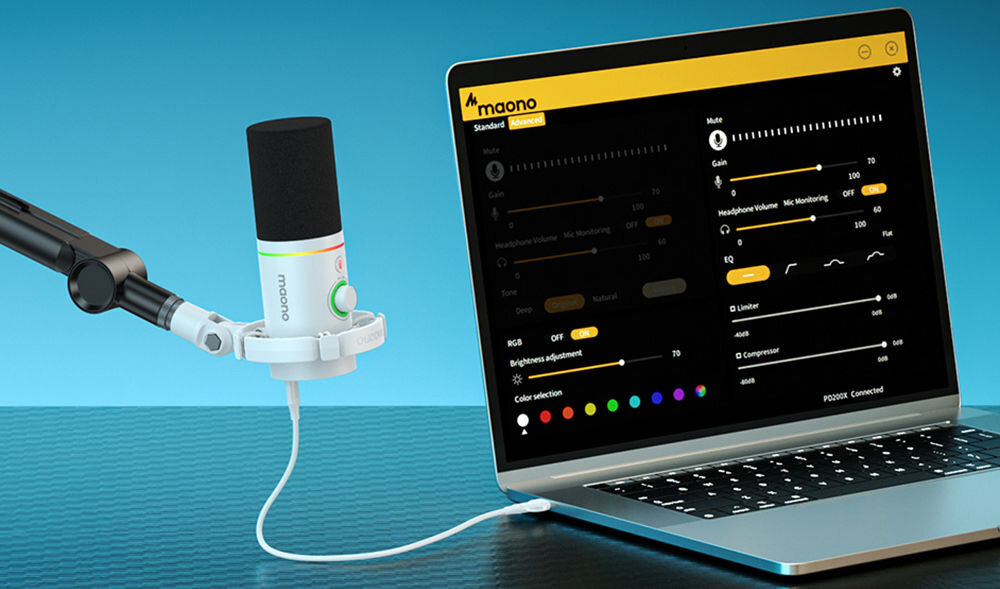 Mikrofon MAONO PD200X Kardioidalny Biały prezentacja mikrofonu obok laptop z włączoną aplikacją niebieskie tło Maono Link rozszerzenie funkcji mikrofonu korektor ogranicznik kompresor dwa tryby działania umożliwiają konfigurację w zależności od warunków