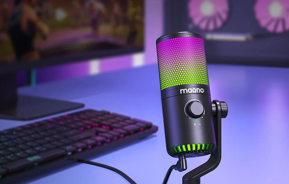 Mikrofon MAONO DM30 RGB Kardioidalny Czarny prezentacja mikrofonu postawionego na biurku w tle pokój gamera