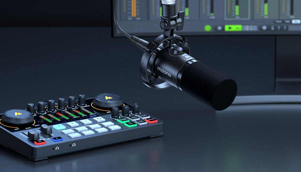 Mikrofon MAONO PD200X Kardioidalny Czarny prezentacja mikrofonu w studio ciemne tło