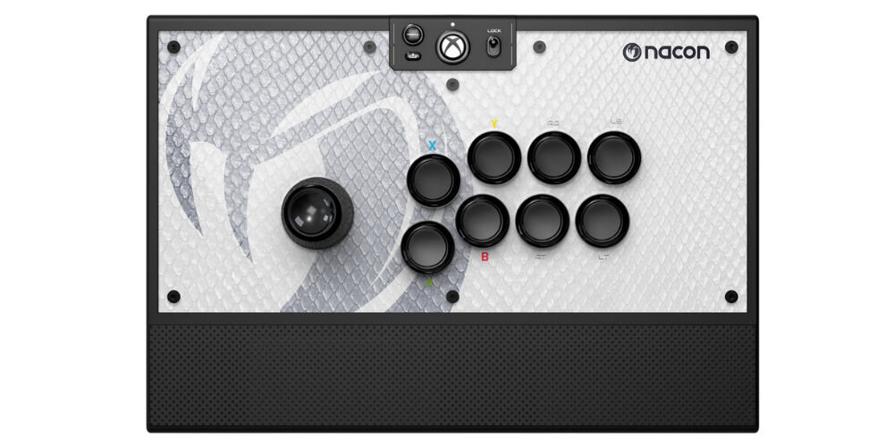 Kontroler NACON Daija Arcade Stick prezentacja kontrolera na białym tle od przodu oficjalnie licencjonowany przez Xbox działa z Xbox Series X/S Xbox One oraz PC jakość mistrzyni bijatyk Kayane precyzja i komfort podczas gry elegancki design