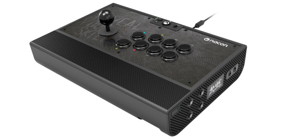 Kontroler NACON Daija Arcade Stick prezentacja pada od przodu pod kątem na białym tle teksturowa podpórka pod nadgarstki solidna konstrukcja dwie wymienne główki joysticka komfort funkcja blokady przycisków unikanie przypadkowych kliknięć ergonomiczna konstrukcja dba o dłnie