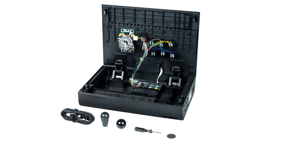 Kontroler NACON Daija Arcade Stick prezentacja kontrolera od wewnątrz na białym tle i jego akcesorii 3-metrowy kabel USB-A/USB-C dwie główki joysticka zestaw narzędzi port audio 3,5 mm komunikacja głosowa