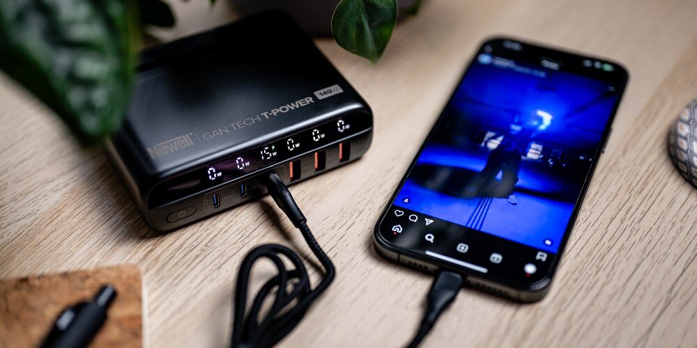Newell GaN Tech T-power 140 W z podłączonym smartfonem