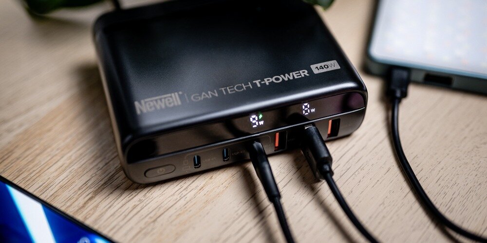 Newell GaN Tech T-power 140 W z podświetlonym ekranem podczas ładowania