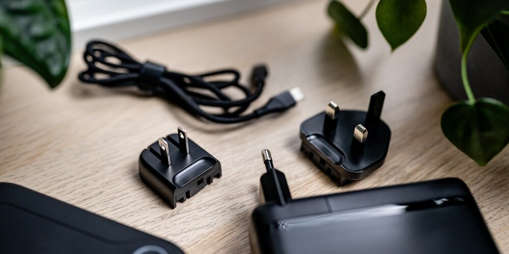 widoczne wtyczki kabel i ładowarka Newell GaN Tech T-power 140 W