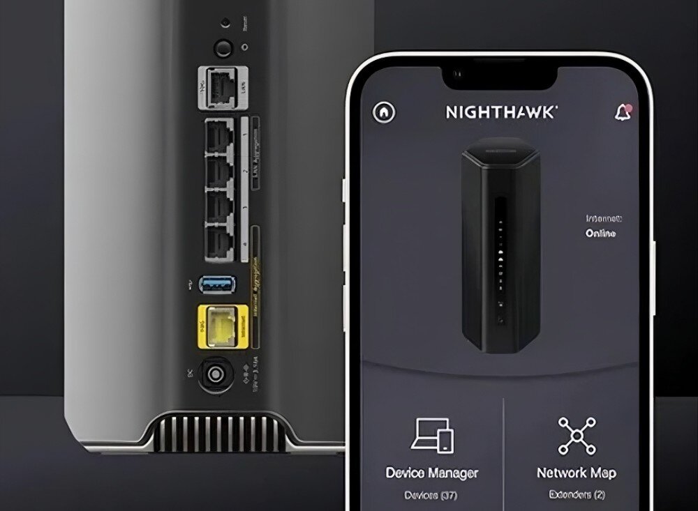 Router NETGEAR Nighthawk RS700S Tylny panel urządzenia z rzędem gniazd i portów umieszczony obok smartfona, na którego ekranie wyświetla się interfejs aplikacji 'NIGHTHAWK', aplikacja, funkcje, narzędzia