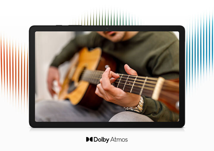 Galaxy Tab A9 Plus można zobaczyć z osobą grającą na gitarze na ekranie. Za urządzeniem znajduje się grafika ilustrująca fale dźwiękowe. Pod urządzeniem znajduje się nazwa marki Dolby Atmos.