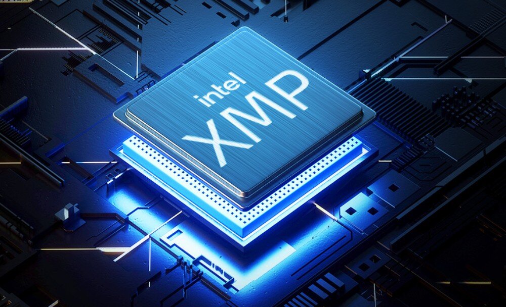 Pamięć RAM ADATA XPG Lancer Blade RGB Zbliżenie na graficzny chip z niebieskim logotypem Intel XMP na tle płytki drukowanej z podświetlonymi elementami