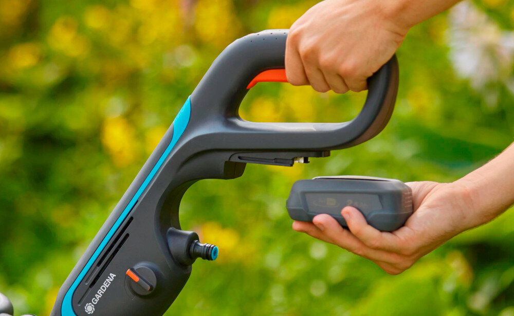 Szczotka akumulatorowa GARDENA AquaBrush Compact 18 V P4A Solo 14840-55 technologia akumulatorowa pelna swoboda ruchu wysokiej jakosci akumulator kompatybilna z seria POWER FOR ALL 18V ze wszystkimi bateriami Alliance silikonowa oslona akumulatora ochrona przed wilgocia i bryzgami wody