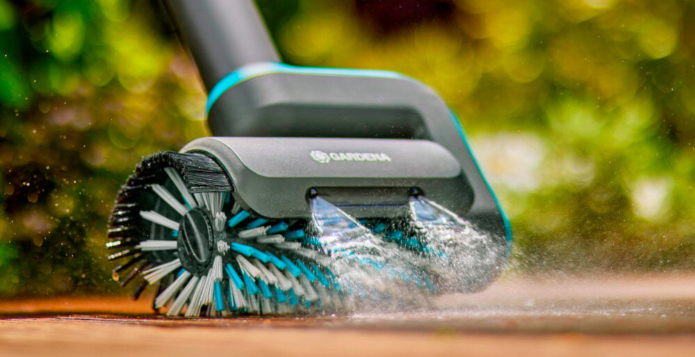 Szczotka akumulatorowa GARDENA AquaBrush Patio 18V P4A 14841-20 szczotka rolkowa do mycia nierownych powierzchni dotrze do kazdego rowka i szczeliny srednica robocza w poziomie 190 mm w pionie 100 mm