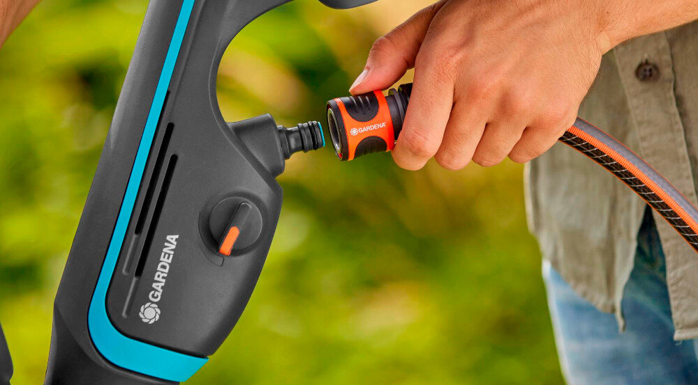 Szczotka akumulatorowa GARDENA AquaBrush Patio 18V P4A Solo 14841-55 3-stopniowy system kontroli przeplywu wody podlaczenie do weza ogrodowego zlacze na uchwycie staly dostep do wody