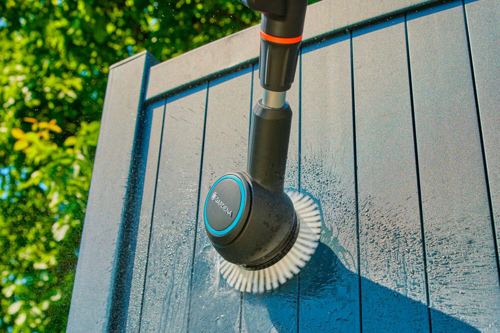 Szczotka akumulatorowa GARDENA AquaBrush Patio 18V P4A Solo 14841-55 mozliwosc rozbudowy o dodatkowe szczotki szczotka z miekkim wlosiem nie uszkodzi delikatnych powierzchni do mycia w trudno dostepnych miejscach
