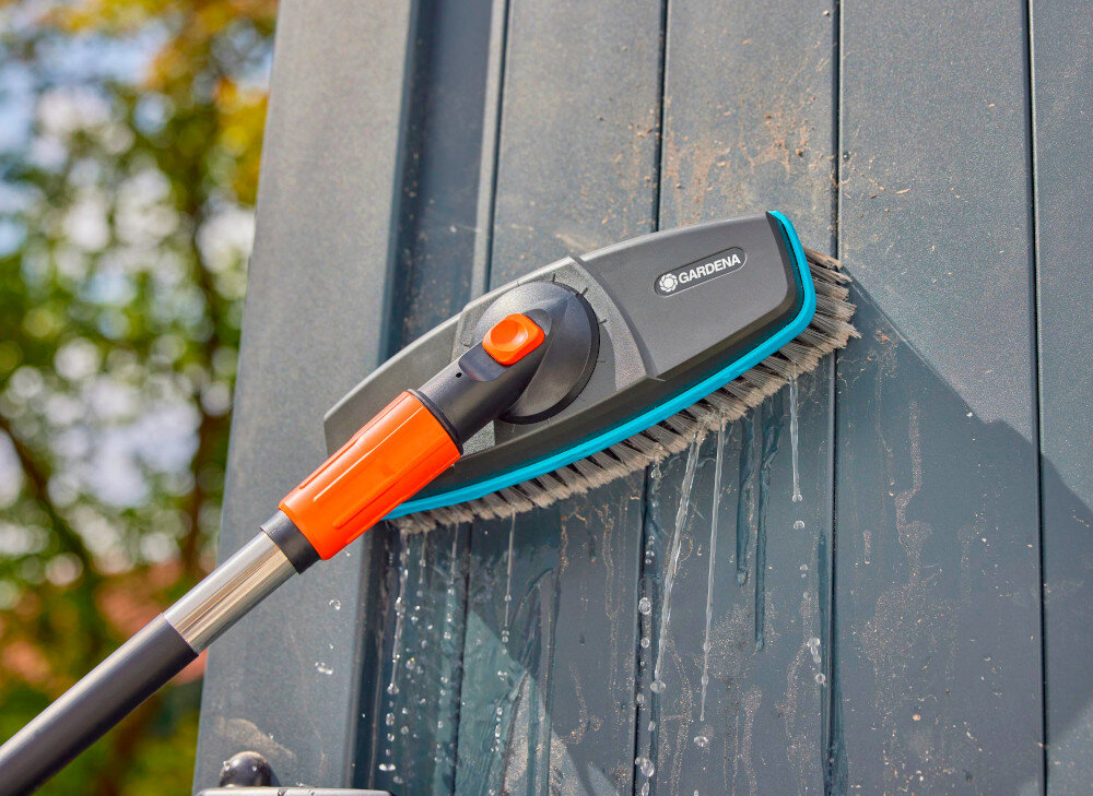 Szczotka GARDENA Cleansystem Miękka 18810-20 mozliwosc obrotu glowicy w zakresie 360° stopniowo co 30° listwa z miekkiego tworzywa sztucznego
