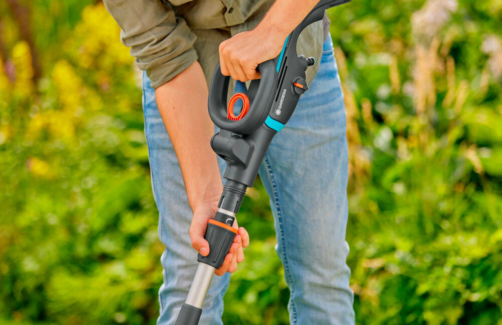 Szczotka akumulatorowa GARDENA AquaBrush Universal 18V P4A 14842-20 teleskopowy drazek dlugosc od 1364 mm praca w wygodnej wyprostowanej pozycji dostosowanej do wzrostu uzytkownika