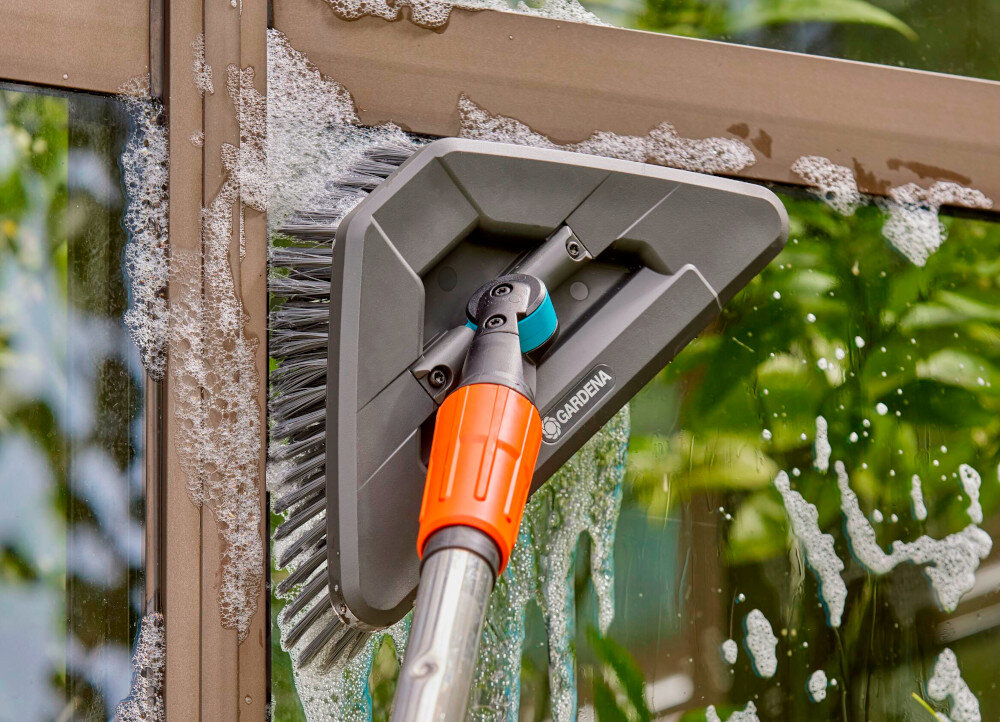 Szczotka GARDENA Cleansystem Flex Miękka 18812-20 miekkie wlosie z nylonu trojkatny ksztalt 27 cm dlugosci 13 cm bok do mycia okien pergoli nie zostawia smug i zarysowan