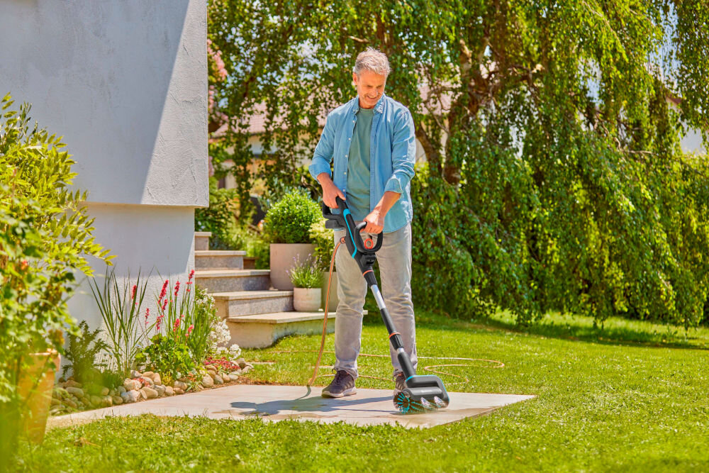 Szczotka akumulatorowa GARDENA AquaBrush Universal 18V P4A Solo 14842-55 wielofunkcyjne narzedzie do czyszczenia zewnetrznej przestrzeni wokol domu mala lekka waga 4,0 kg wszechstronne narzedzie