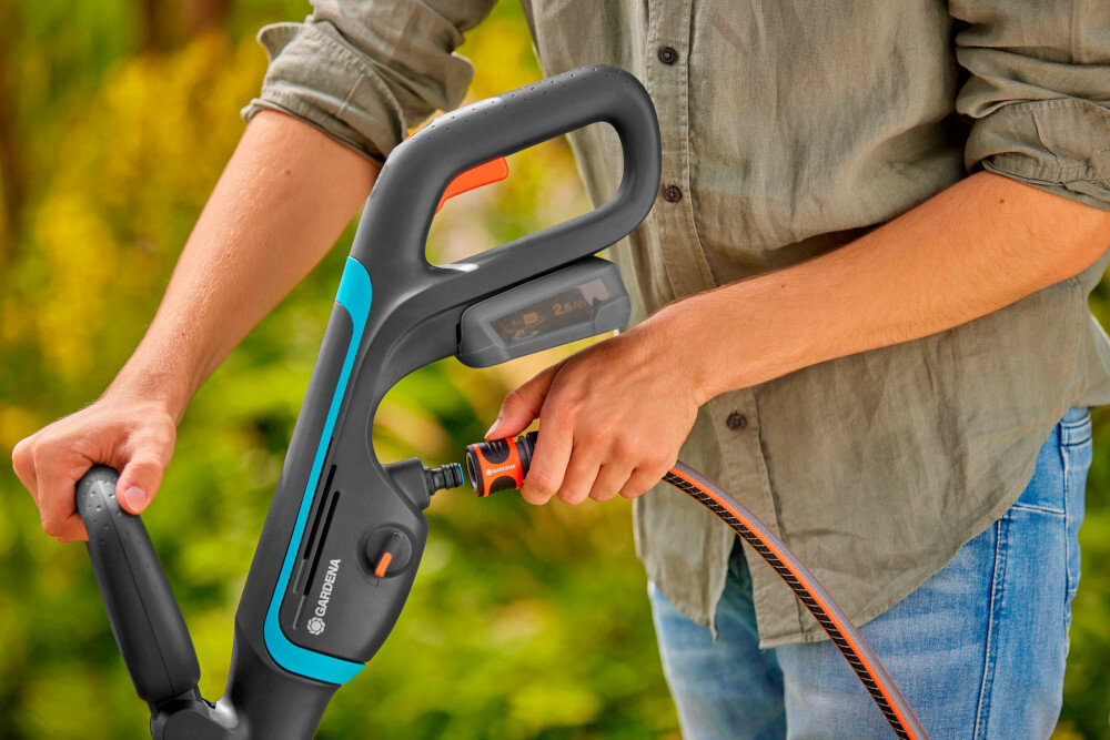Szczotka akumulatorowa GARDENA AquaBrush Universal 18V P4A Solo 14842-55 3-stopniowy system kontroli przeplywu wody podlaczenie do weza ogrodowego zlacze na uchwycie staly dostep do wody
