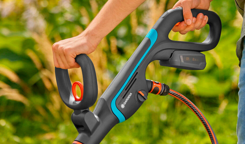 Szczotka akumulatorowa GARDENA AquaBrush Universal 18V P4A Solo 14842-55 dwa uchwyty glowny pomocniczy regulowany optymalna kontrola nad szczotka komfort pracy