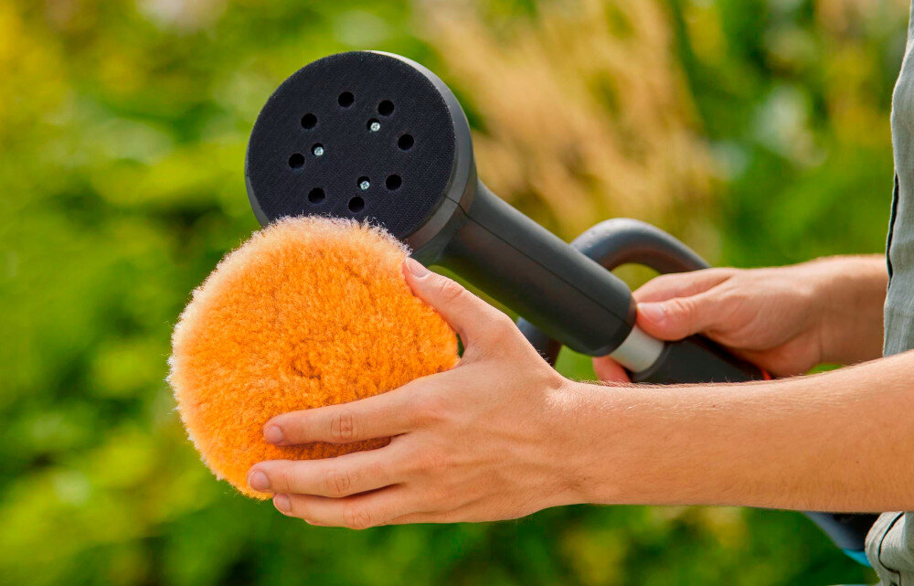 Szczotka akumulatorowa GARDENA AquaBrush Universal 18V P4A Solo 14842-55 do czyszczenia bardzo delikatnych powierzchni pomaranczowa szczotka z bardzo miekkim wlosiem nie rysuje powierzchni do mycia a sucho bez podlaczenia wody