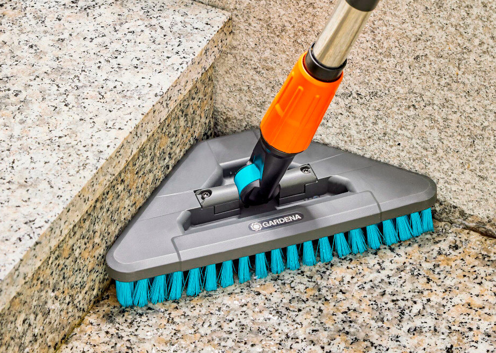 Szczotka GARDENA Cleansystem Flex Twarda 18814-20 twarde wlosie z nylonu trojkatny ksztalt 27 cm dlugosci 13 cm bok