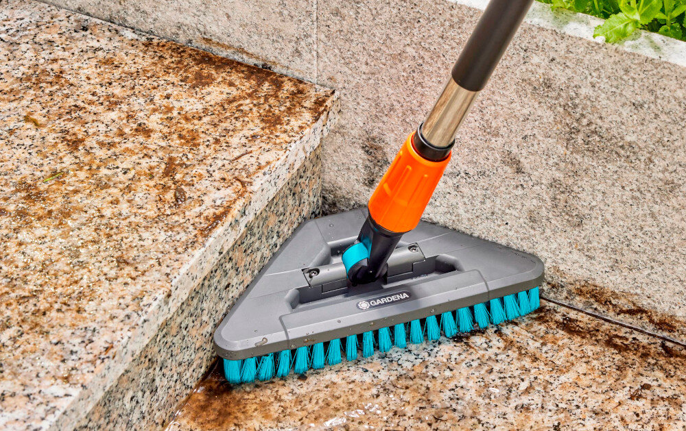 Szczotka GARDENA Cleansystem Flex Twarda 18814-20 obracajacy sie przegub w zakresie 360° staly dostep do wody